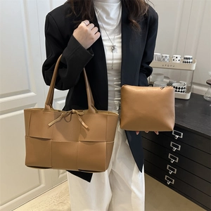 Ensemble sac seau tressé rétro grande capacité avec pochette assortie en marron kaki