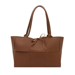 Sac seau en cuir tressé marron avec bandoulière large et fermeture à nœud élégante