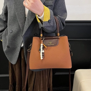 Vintage braune Tragetasche mit Lederklappe und Perlenquaste für Damen im Retro-Stil