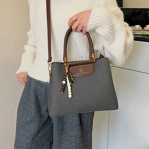 Retro graue gewebte Handtasche mit braunen Griffen und buntem Perlenanhänger