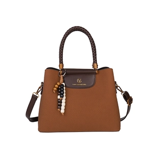 Braune Vintage Handtasche aus Kunstleder mit geflochtenen Griffen und Anhänger