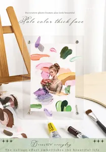 Vue détaillée du cadre en acrylique montrant un collage artistique et des accessoires