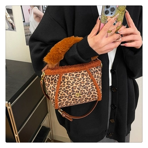 Dettaglio della borsa a secchiello leopardata con bordo in pelliccia marrone e logo