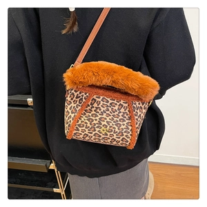 Dettaglio borsa a secchiello leopardata con bordo in ecopelliccia arancione e tracolla in pelle