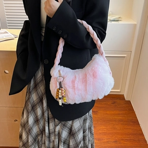 Sac bandoulière en fausse fourrure dégradé rose avec anse tressée et breloque