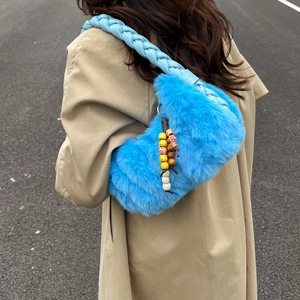 Sac à épaule en fausse fourrure bleu vif avec bandoulière tressée et pompon perlé