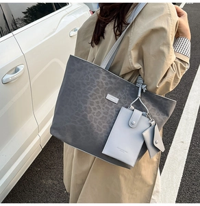 Detail der grauen Tragetasche mit Leopardenmuster und kleinem Münzfach im Streetstyle