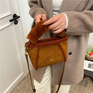 Borsa a secchiello in camoscio caramello con bordo in eco-pelliccia e scritte dorate