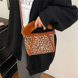Borsa a secchiello leopardata in finta pelliccia con manici marroni e logo in metallo