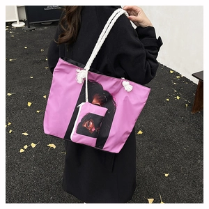 Dettaglio della borsa tote viola con stampa di donna africana e manici in corda di cotone spessa