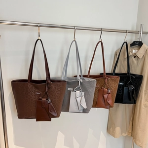 Große Shopper-Taschen im Leopard-Set in vier Farben mit passenden Anhängern