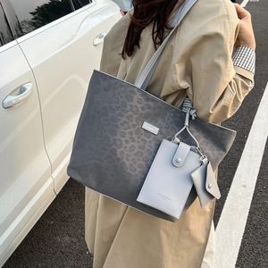 Große Shopper-Tasche mit Leopardenmuster inklusive kleinem Geldbeutel und Kartenhalter