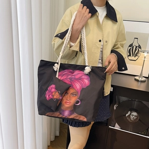 Borsa tote alla moda con stampa artistica africana e manici in corda su una modella