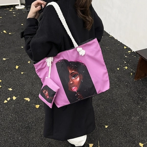 Borsa tote rosa con stampa cartoon e manici in corda spessa in ambiente esterno