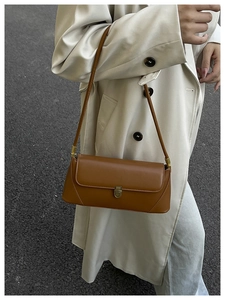 Sac baguette en cuir marron chic porté avec un trench pour un look de rue élégant
