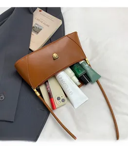 Vue détaillée du sac baguette en cuir marron avec grande capacité pour maquillage et mobile