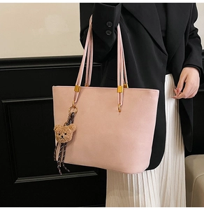 Grand sac cabas rose avec pendentif ours en peluche et fines lanières sur modèle