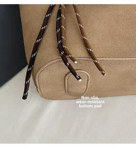 Détails du sac en daim kaki avec coutures renforcées et patins de protection antidérapants