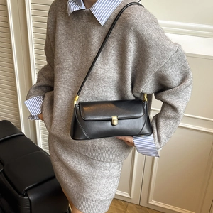 Sac baguette minimaliste en cuir noir avec boucle vintage dorée élégante pour femme