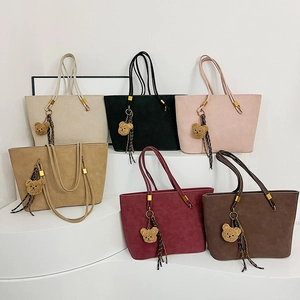 Grands sacs cabas tendance en six couleurs avec texture daim et pendentifs ours en peluche