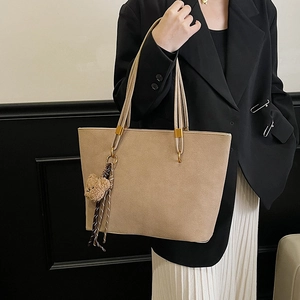 Grand sac cabas rétro kaki givré avec chaîne en métal et breloque ours en peluche