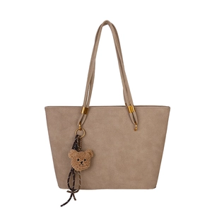 Grand sac cabas en daim taupe avec pendentif ours et détails métalliques dorés