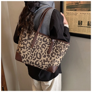 Detail van de luipaardprint shopper met bruine leren bies en versterkte hoekstukken