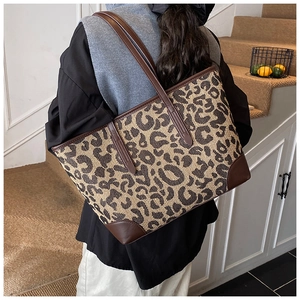 Detail van luipaard jacquard shopper met donkerbruine lederen riemen en hoekbescherming
