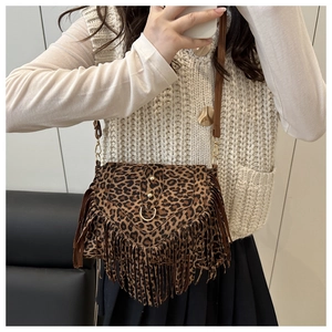 Nahaufnahme der Umhängetasche mit Leopardenmuster, langen Fransen und Gold-Details