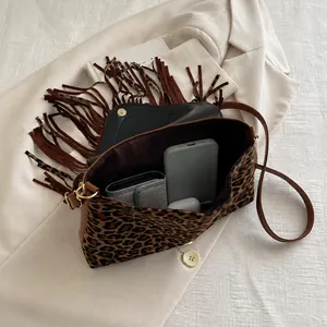 Detailansicht der Leoparden-Fransentasche mit Platz für Handy und Portemonnaie