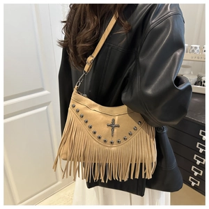 Détails du sac bohème en daim camel avec rivets métalliques et pompons à franges