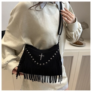 Détail du sac bandoulière gothique noir avec clous argentés, croix en métal et franges