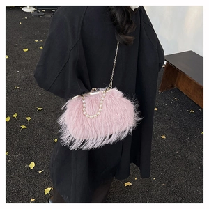 Elegante borsa in piume rosa con manico di perle e dettaglio di catena dorata