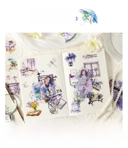 Dettaglio di adesivi a tema lavanda viola su una pagina di scrapbook fai-da-te a griglia