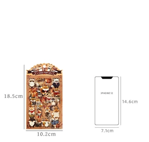 Größenvergleich niedlicher Fuchs-Aufkleber 18,5x10,2cm Bogen neben einem iPhone 12
