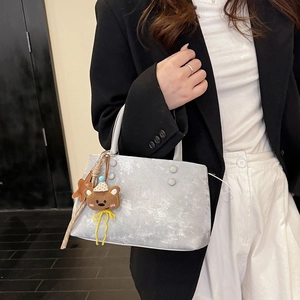 Borsa a mano chic in finta pelle scamosciata grigia con fibbie e ciondolo a orso