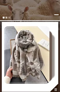 Détail d'une écharpe imitation cachemire vintage avec imprimé lotus et texture chaude