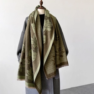 Détail du châle en cachemire à fleurs de lotus vert olive avec des bords à franges