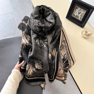 Detail eines Jacquard-Strickschals mit Ahornblattmuster und stilvollen Fransen