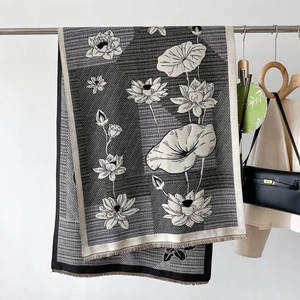 Détail du motif de lotus rétro avec des bords à franges délicates et une texture épaisse