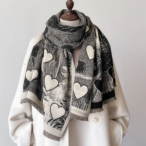Sciarpa con motivo a cuore minimalista in maglia bianca e nera con frange eleganti