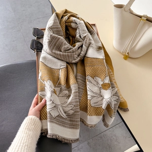 Détail du motif floral de lotus et franges sur l'écharpe épaisse en cachemire