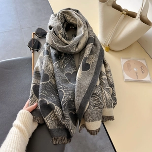 Sciarpa a maglia grigia con motivo a cuore e frange, elegante scialle invernale donna
