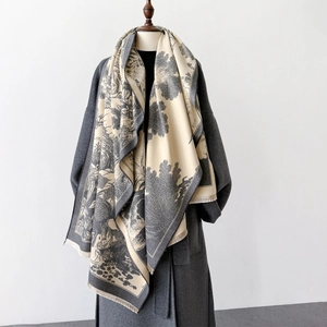 Détails de l'écharpe Toile de Jouy avec des franges fines et un motif classique