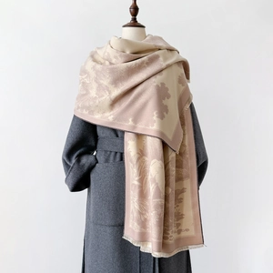 Écharpe élégante avec imprimé paysage et franges sur un manteau gris sur fond blanc