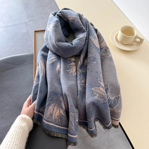 Eleganter Pashmina-Schal mit Ahornblattmuster in Nebelblau und Beige mit Fransen