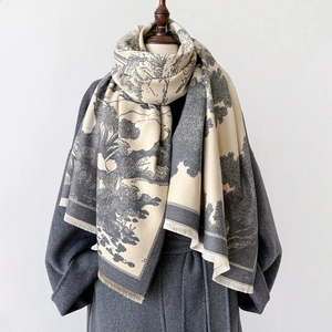 Écharpe classique à imprimé Toile de Jouy gris et blanc avec franges sur mannequin