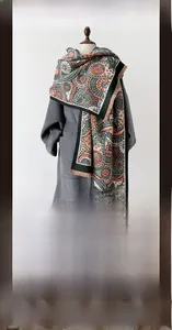 Détail du motif cachemire vintage sur une écharpe d'hiver épaisse avec des franges