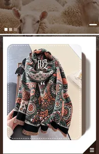 Gros plan sur l'écharpe bohème à motif paisley, tissage fin et détails de franges douces