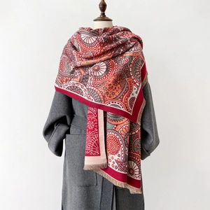 Détail d'un châle vintage à motifs paisley avec tissage jacquard et fines franges